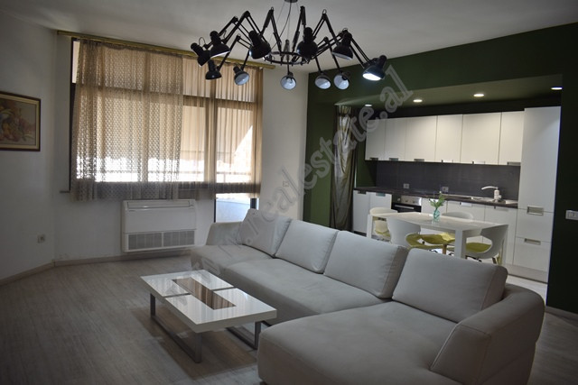Apartament 2+1 per qira tek Bulevardi Zogu I Pare ne Tirane.&nbsp;
Apartamenti pozicionohet ne kati
